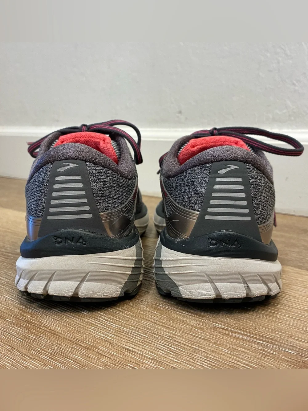 Brooks Adrenaline GTS 18 Running Shoes Grey Pink Women’s US 9.5 EU 41  26.5cm